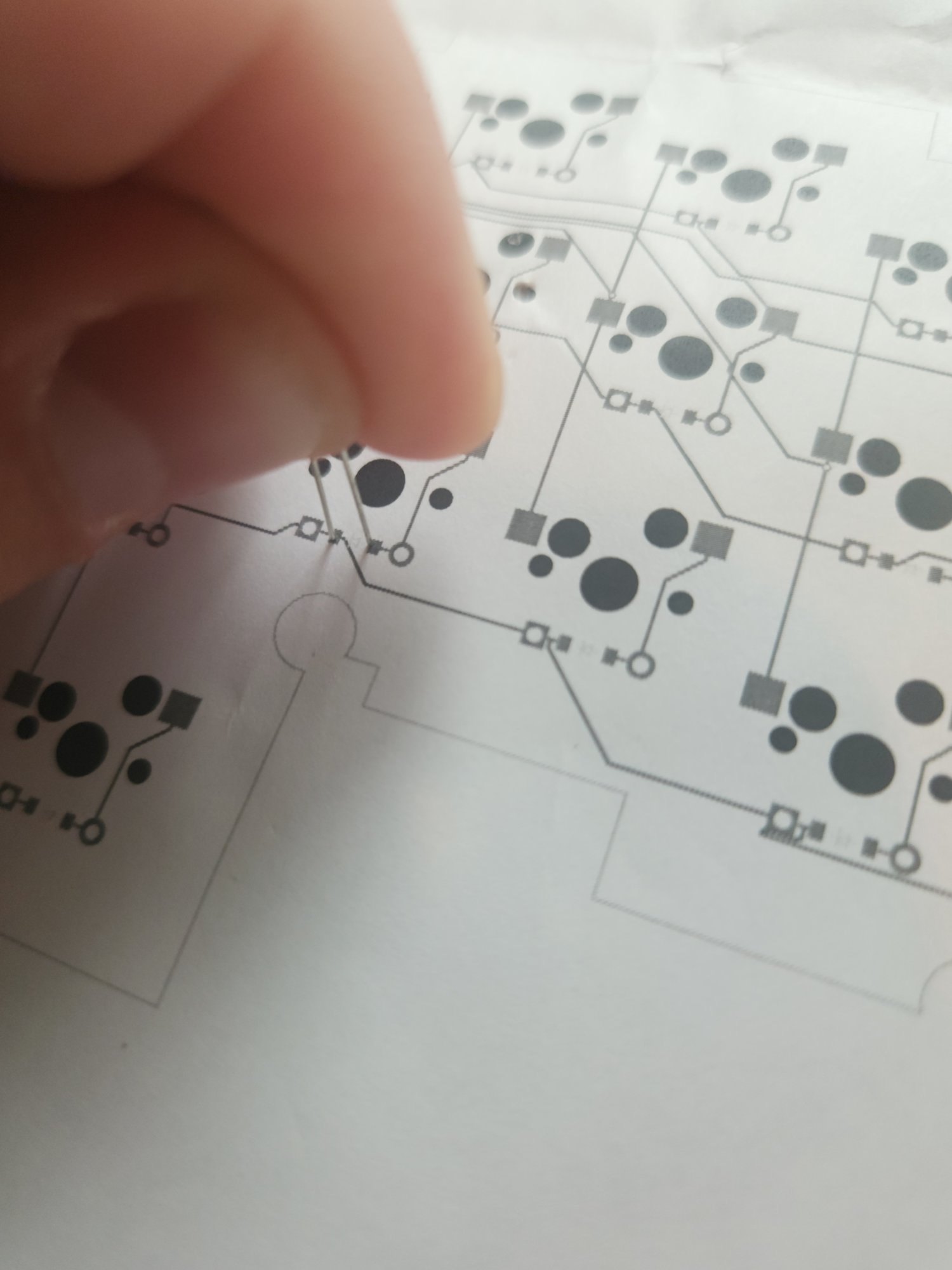 ダイオードの足を、図面の穴に合わせる